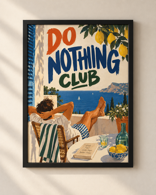 Plakat Do Nothing Club w czarnej ramie, z ilustracją śródziemnomorskiego tarasu nad morzem