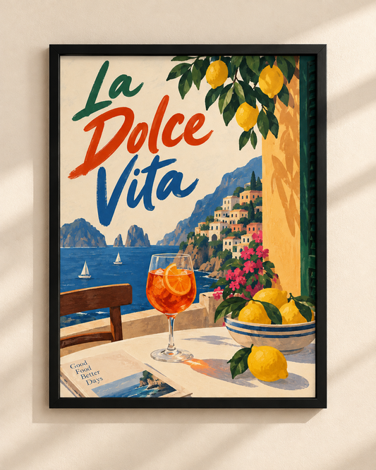 La Dolce Vita — ilustracyjny plakat z cytrynami, drinkiem i widokiem na włoskie wybrzeże w czarnej ramie