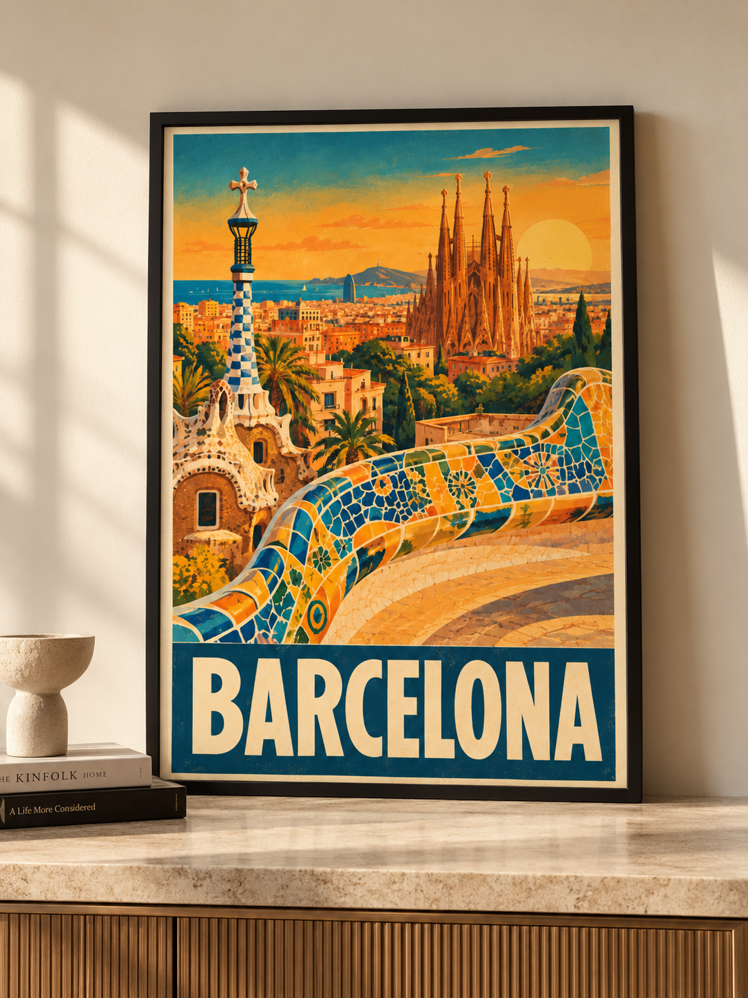 Plakat Barcelona w czarnej ramie na konsoli w jasnym wnętrzu
