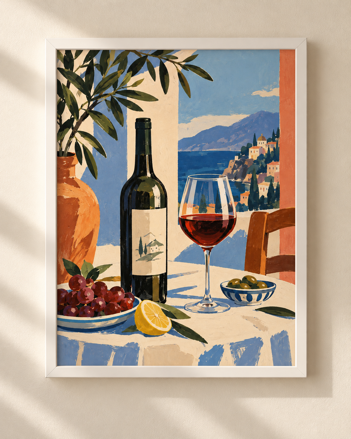 Plakat Red Wine w białej drewnianej ramie, przedstawiający wino i śródziemnomorski pejzaż